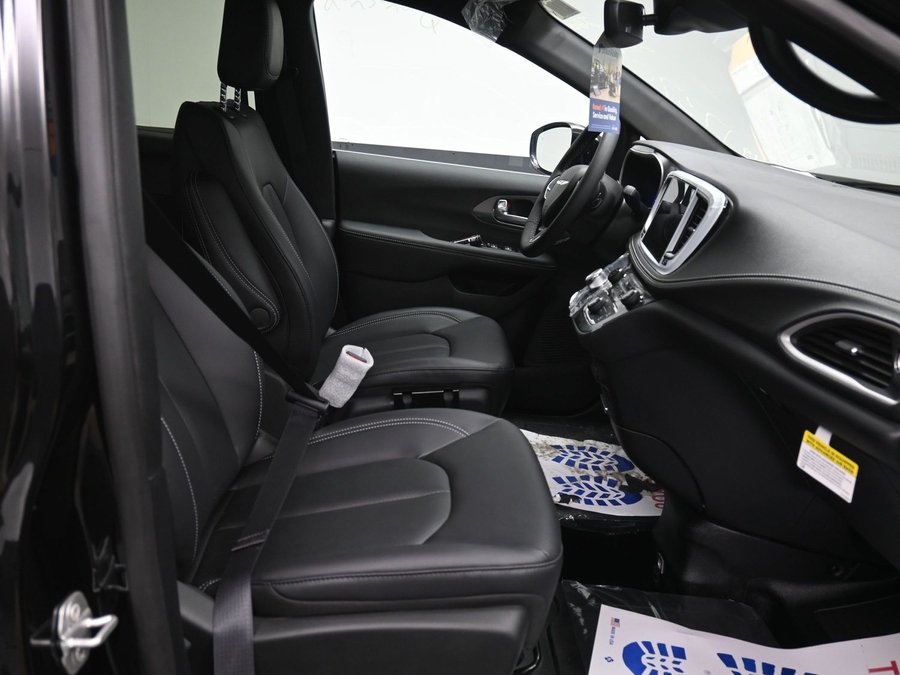 Black Chrysler Pacifica image number 8