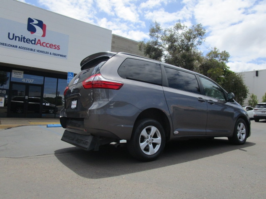 Used 2015 Toyota Sienna LE - FRE Rear Entry Entry Fold Out Manual Ramp