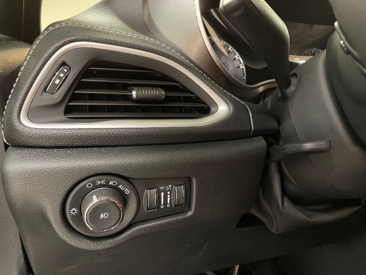 Black Chrysler Pacifica image number 20