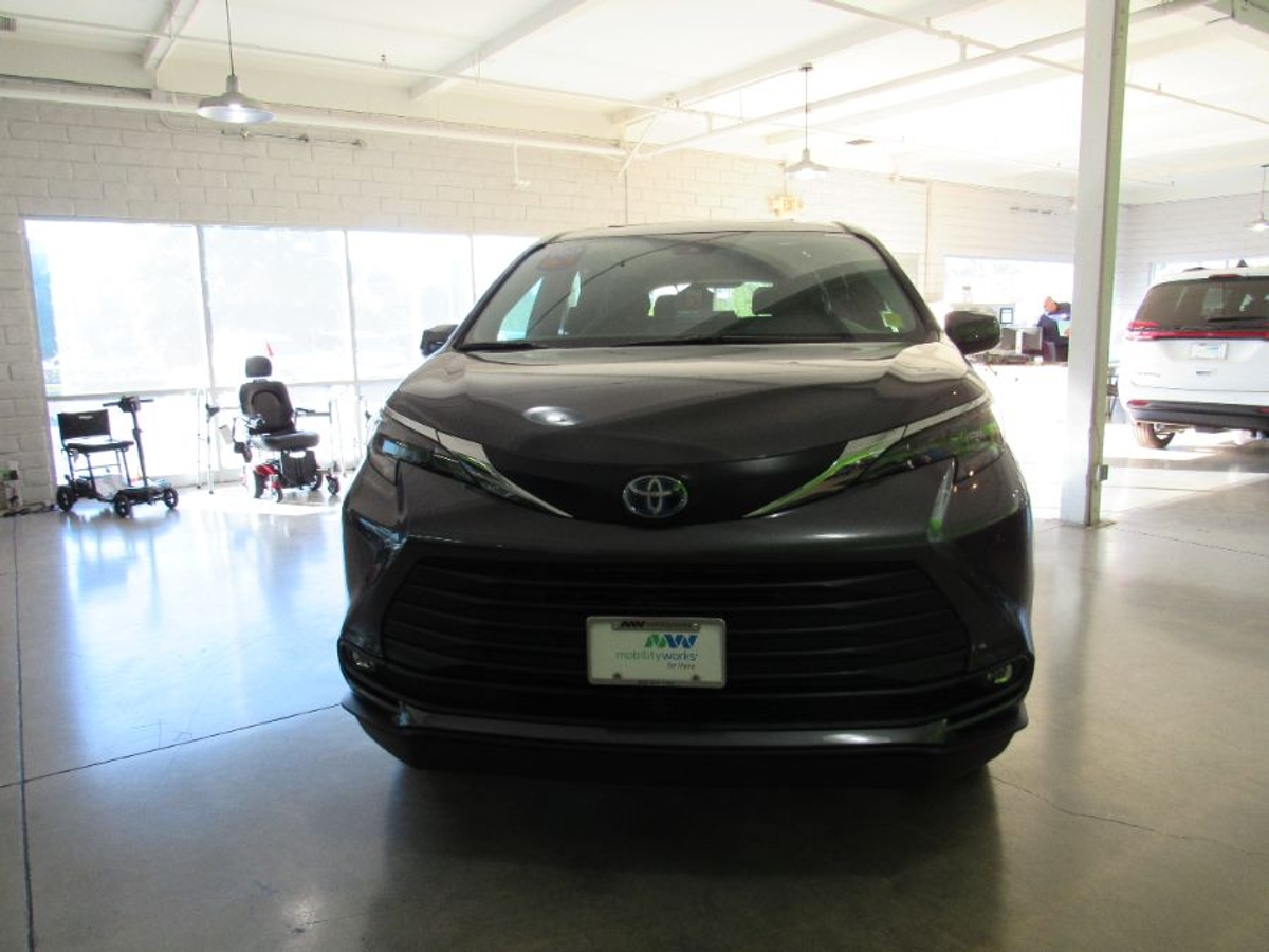 2025 TOYOTA SIENNA - Image 2