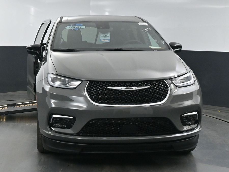 New 2025 Chrysler Pacifica Select Safety - BraunAbility Side Entry Entry Fold Out Automatic Ramp