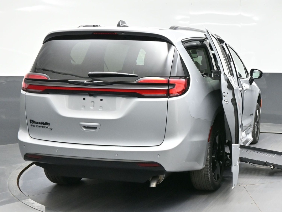 New 2026 Chrysler Pacifica Select Sport - BraunAbility Side Entry Entry Fold Out Automatic Ramp