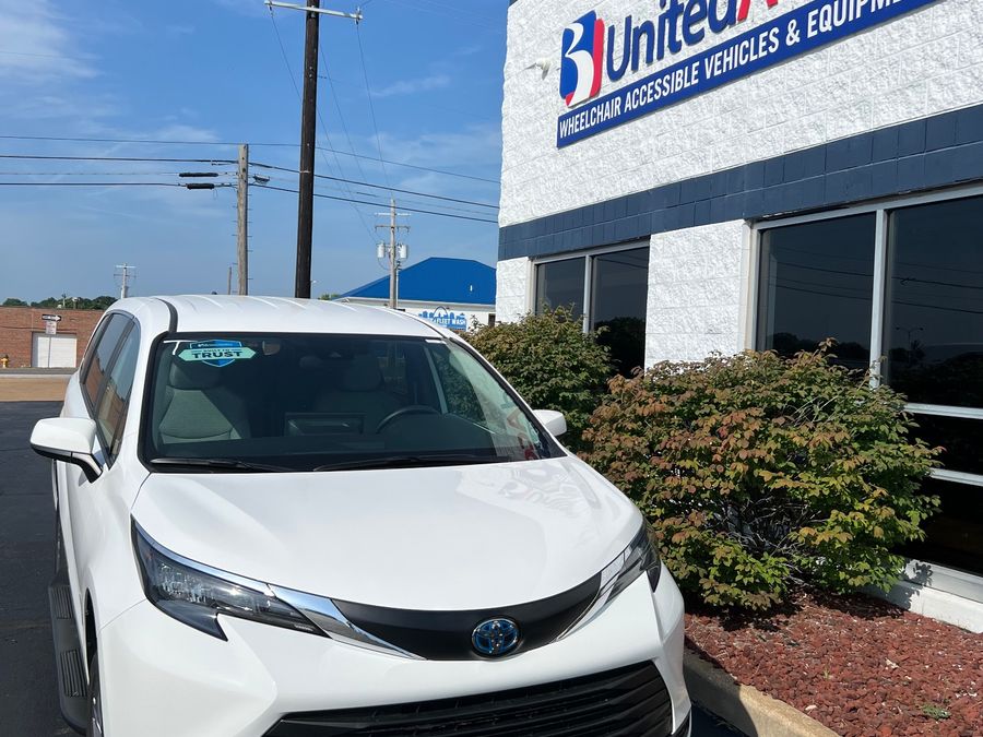 New 2025 Toyota Sienna Hybrid LE - BraunAbility Commercial Rear Entry Entry Fold Out Manual Ramp