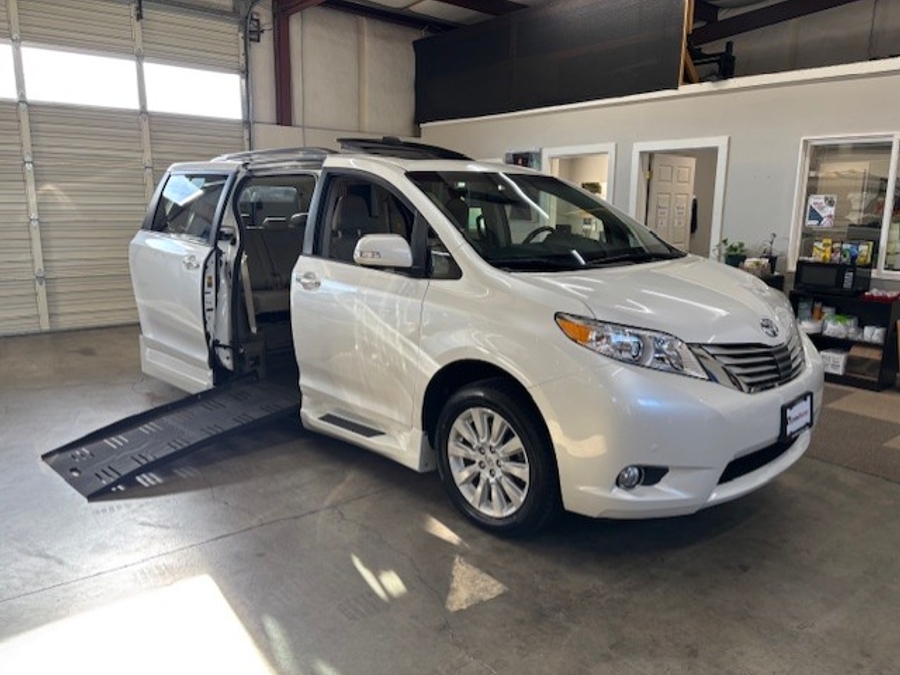 2013 Toyota Sienna Limited's photo