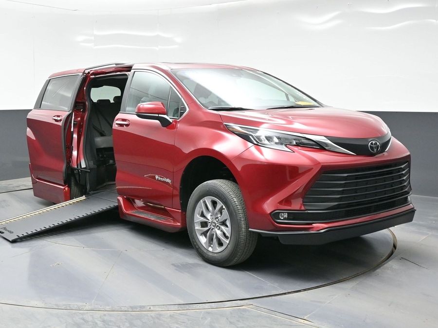 New 2026 Toyota Sienna Hybrid XLE Base - BraunAbility Side Entry In Floor Automatic Ramp
