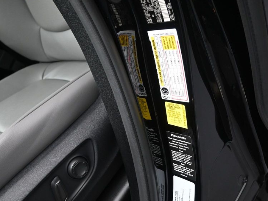Imagen de la Toyota Sienna negra número 14