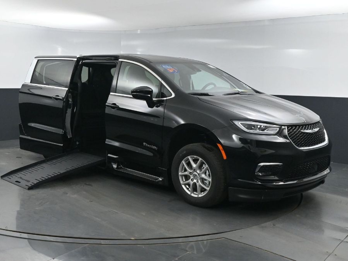 2025 Chrysler Pacifica Select's photo