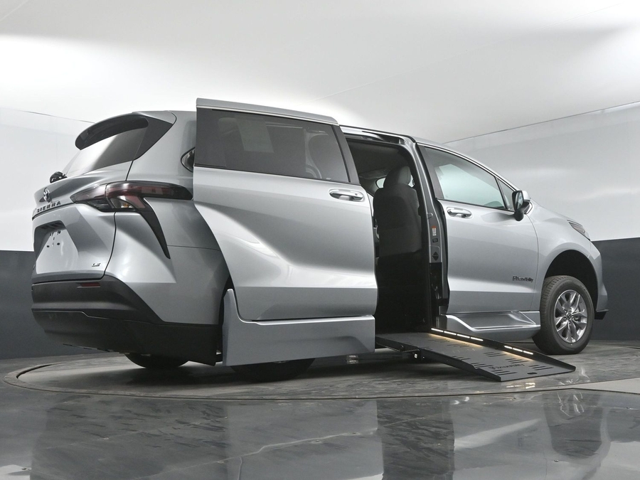 New 2025 Toyota Sienna Hybrid LE - BraunAbility Side Entry Entry Fold Out Automatic Ramp