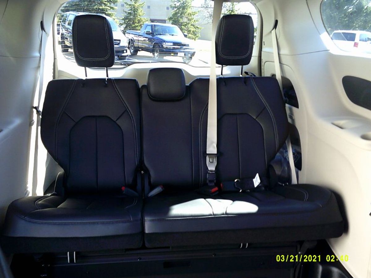 Black Chrysler Pacifica image number 15