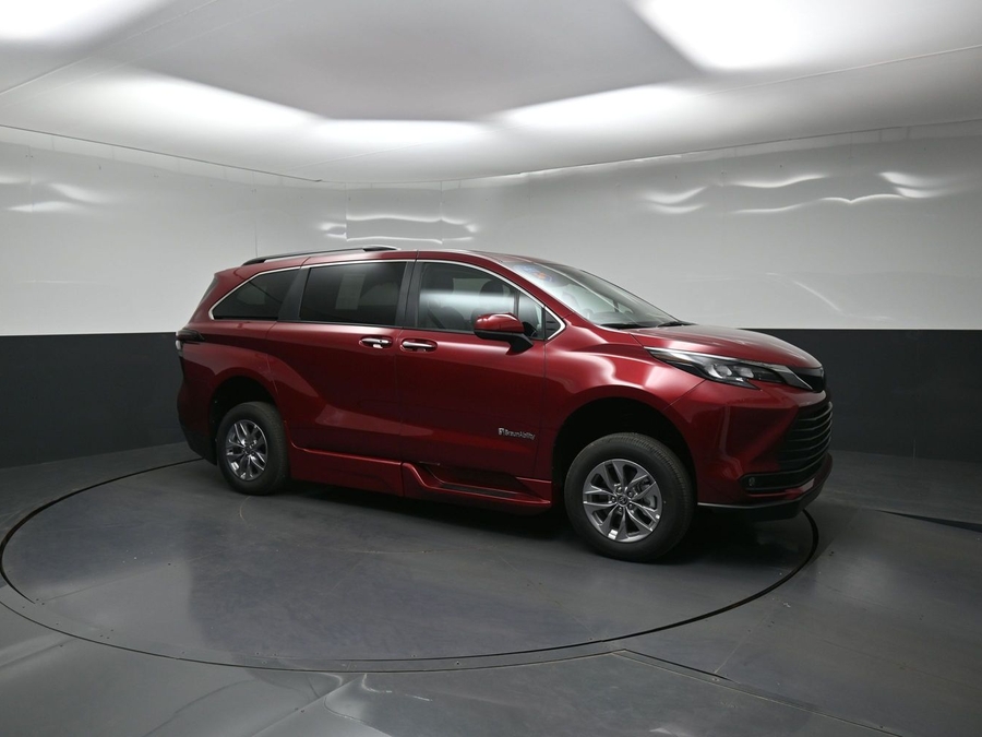 Red Toyota Sienna image number 17