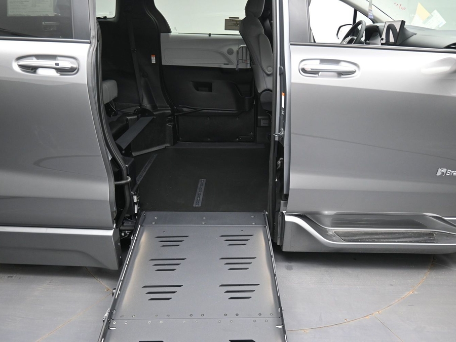 Grey Toyota Sienna image number 11
