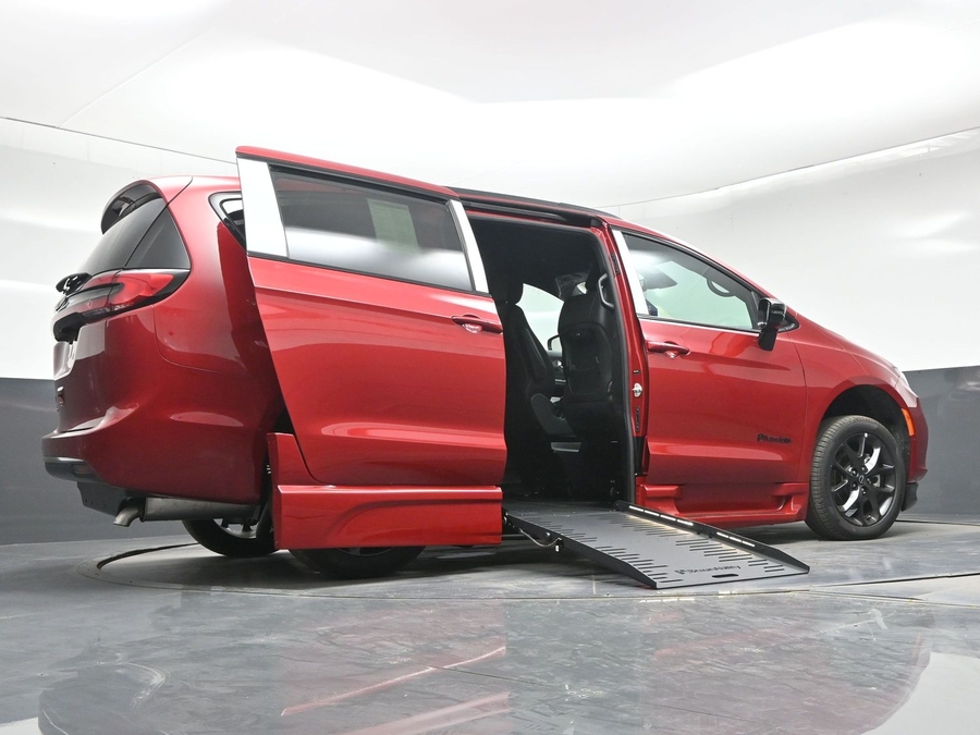 Red Chrysler Pacifica image number 19