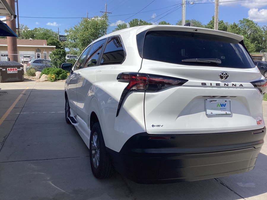 White Toyota Sienna image number 11