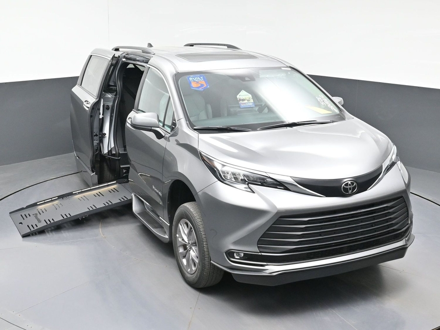 New 2026 Toyota Sienna Hybrid XLE Add - BraunAbility Side Entry Entry Fold Out Automatic Ramp