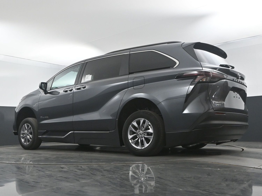 New 2025 Toyota Sienna Hybrid XLE Plus - BraunAbility Side Entry Entry In Floor Automatic Ramp