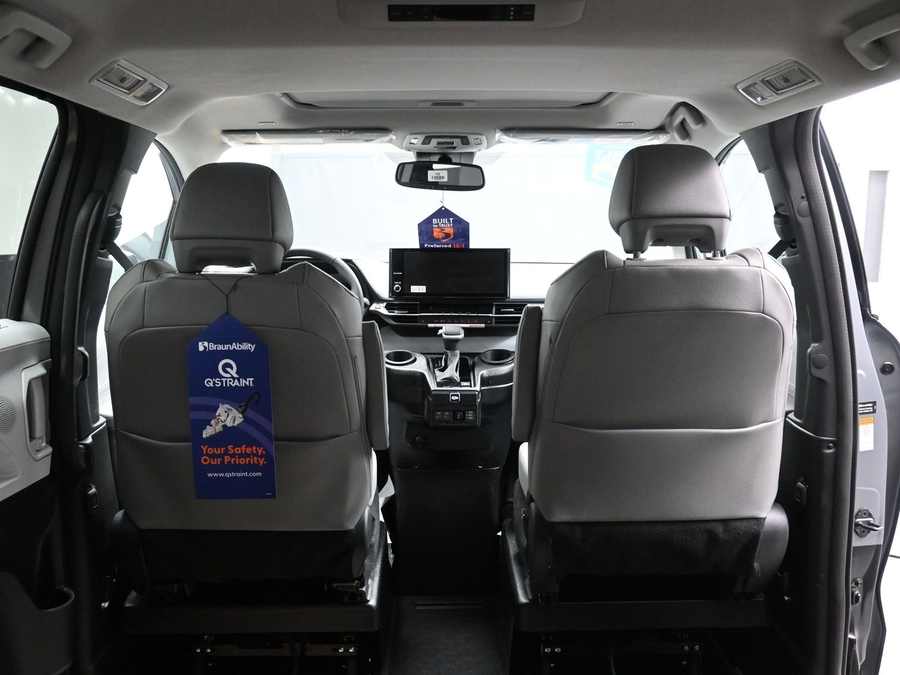 Grey Toyota Sienna image number 8