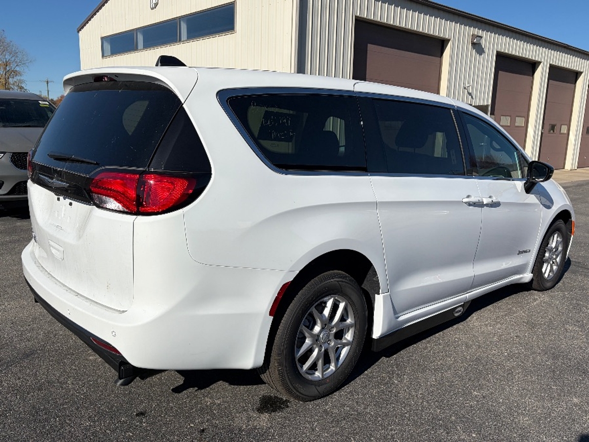 White Chrysler Voyager image number 10