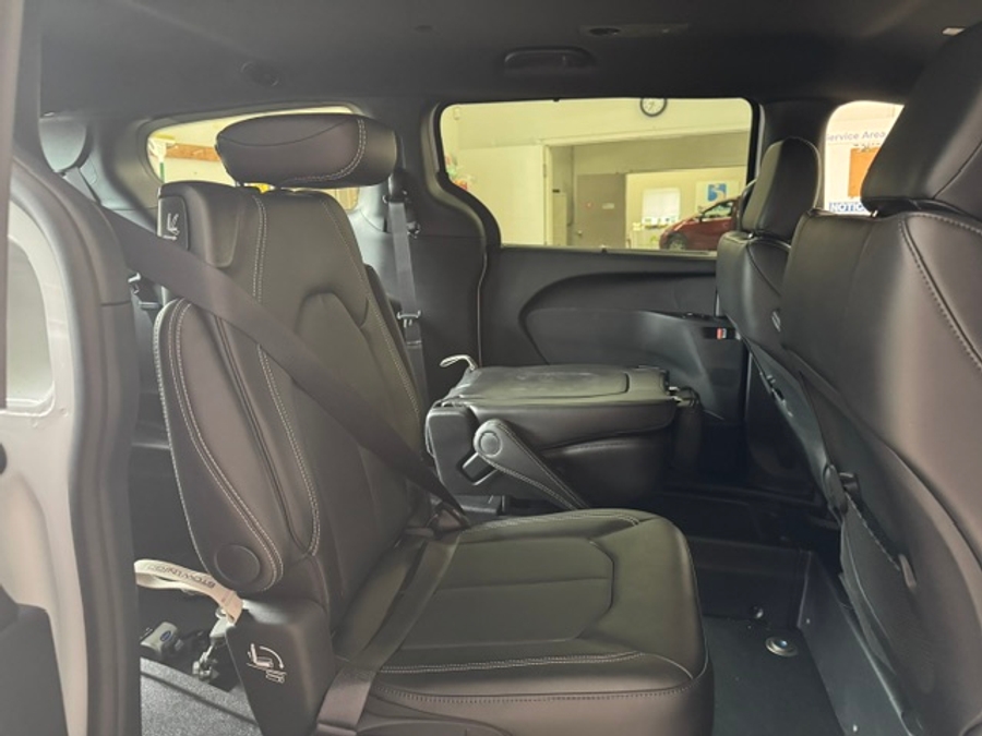 White Chrysler Voyager image number 1