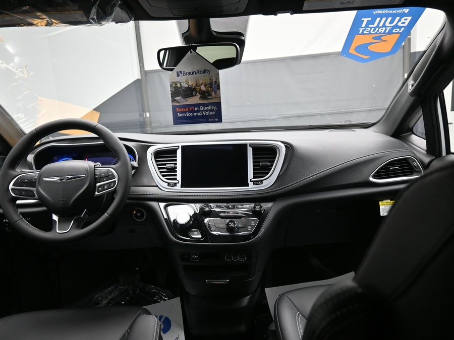 White Chrysler Pacifica image number 12