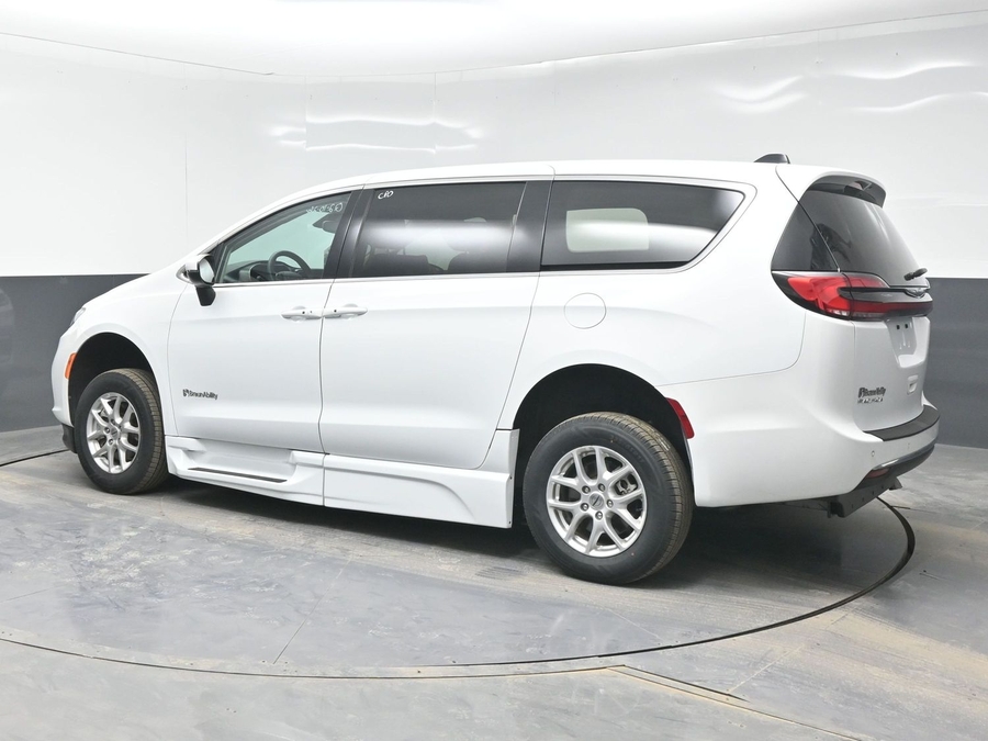Used 2023 Chrysler Pacifica Touring L - BraunAbility Side Entry Entry Fold Out Automatic Ramp