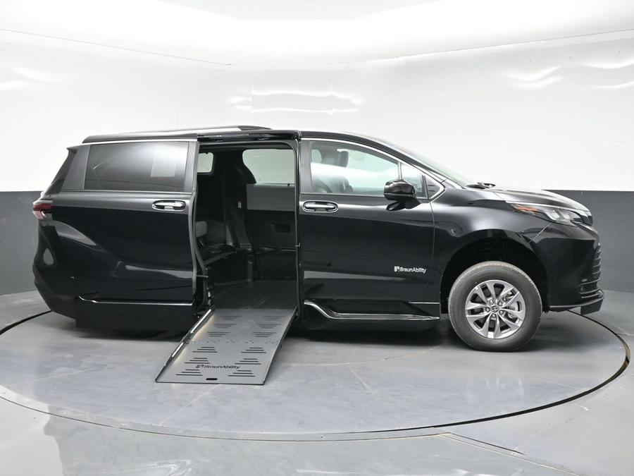 Black Toyota Sienna image number 7
