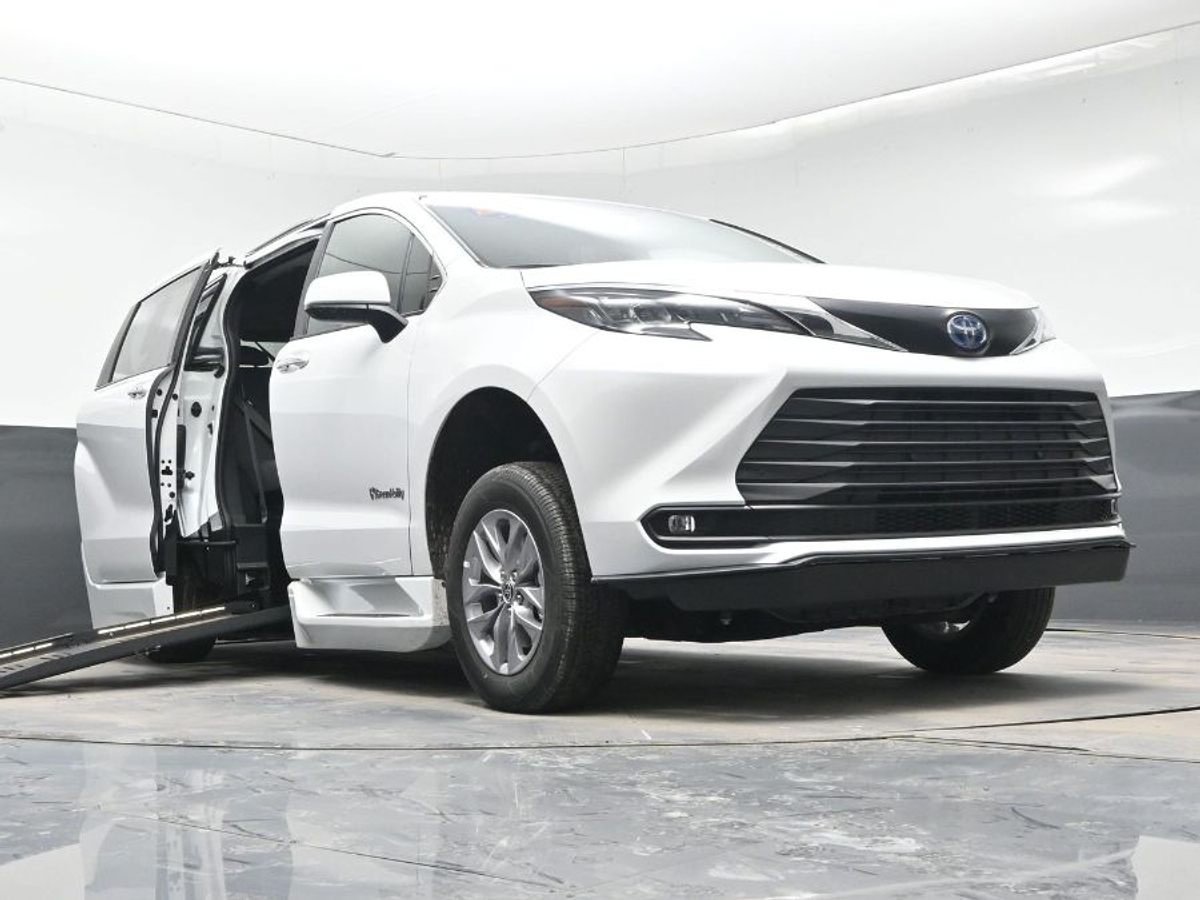 2025 TOYOTA SIENNA - Image 19