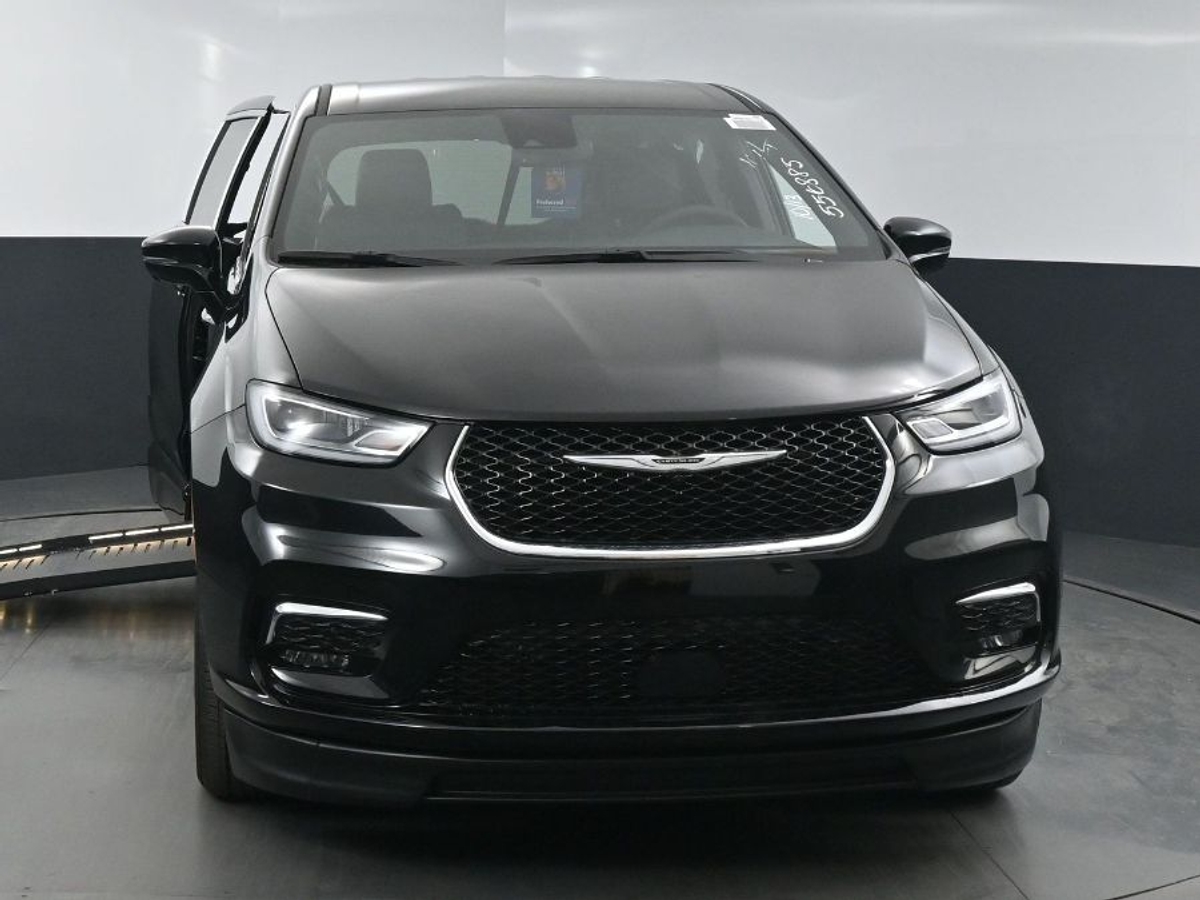 Black Chrysler Pacifica image number 1