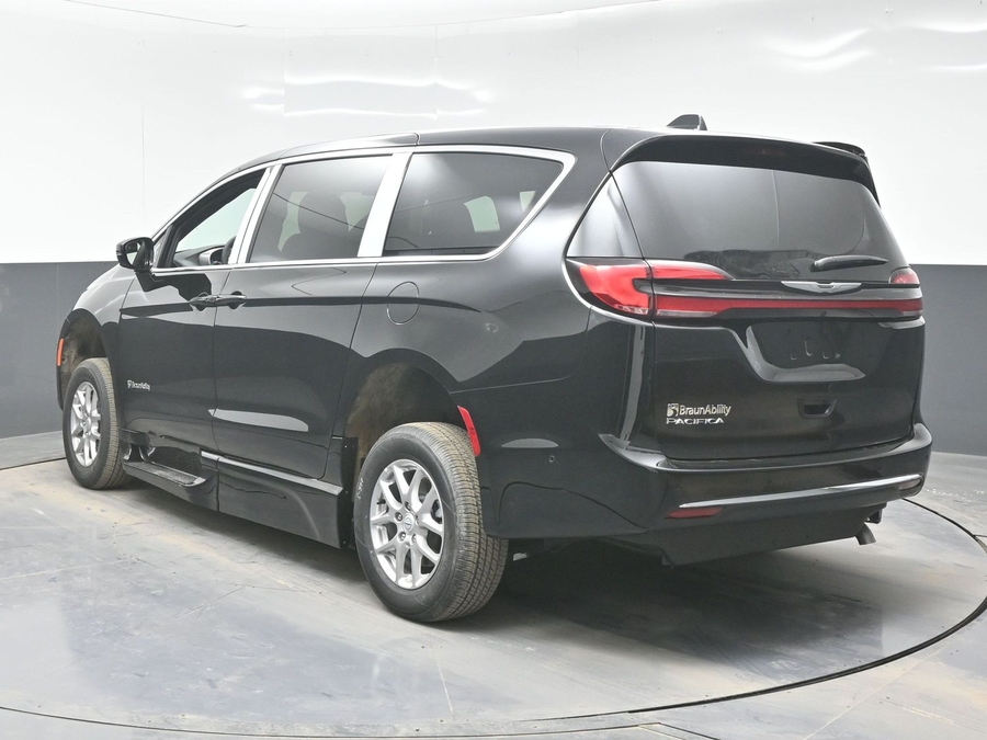 Black Chrysler Pacifica image number 4