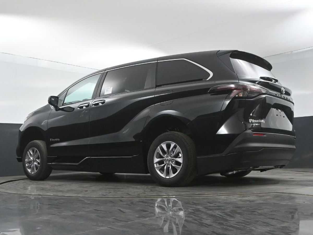 Black Toyota Sienna image number 20
