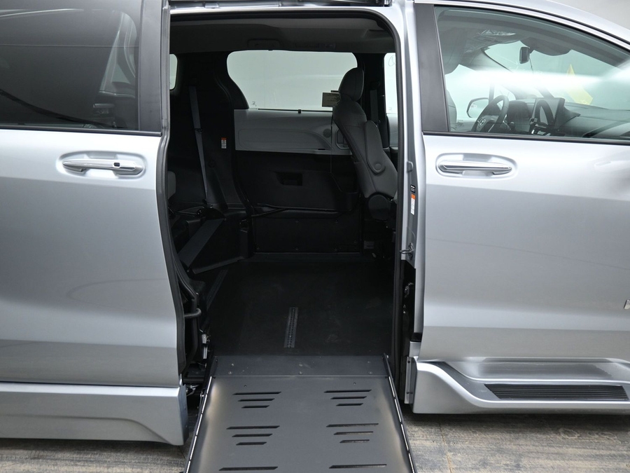 Silver Toyota Sienna image number 11