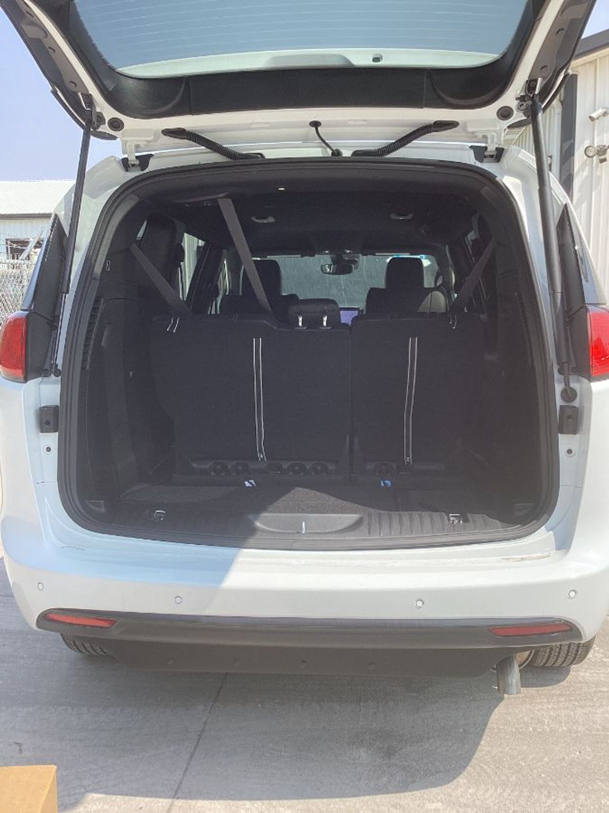 White Chrysler Voyager image number 6