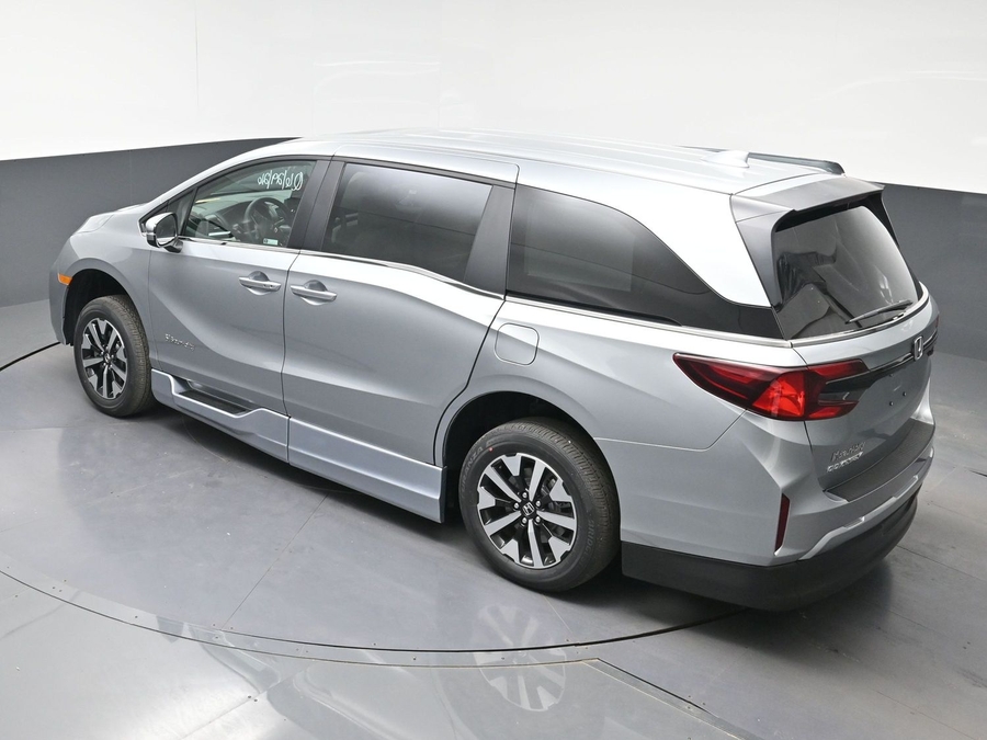 Silver Honda Odyssey image number 12