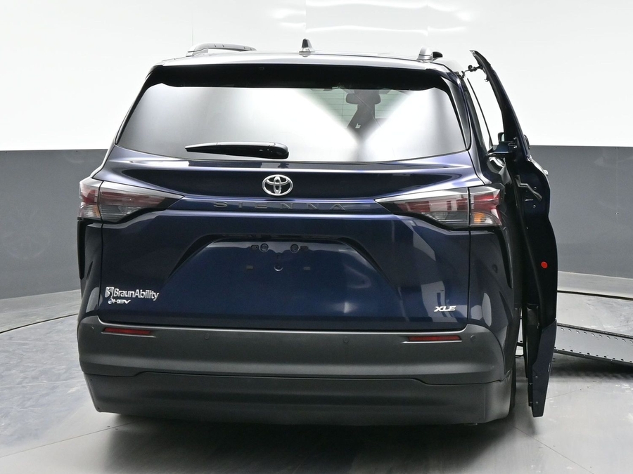 New 2026 Toyota Sienna Hybrid XLE Add - BraunAbility Side Entry Entry In Floor Automatic Ramp