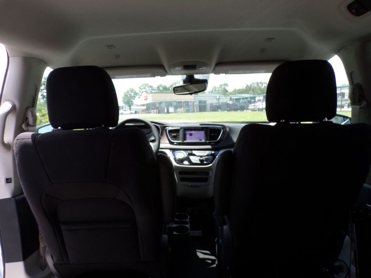 White Chrysler Voyager image number 17