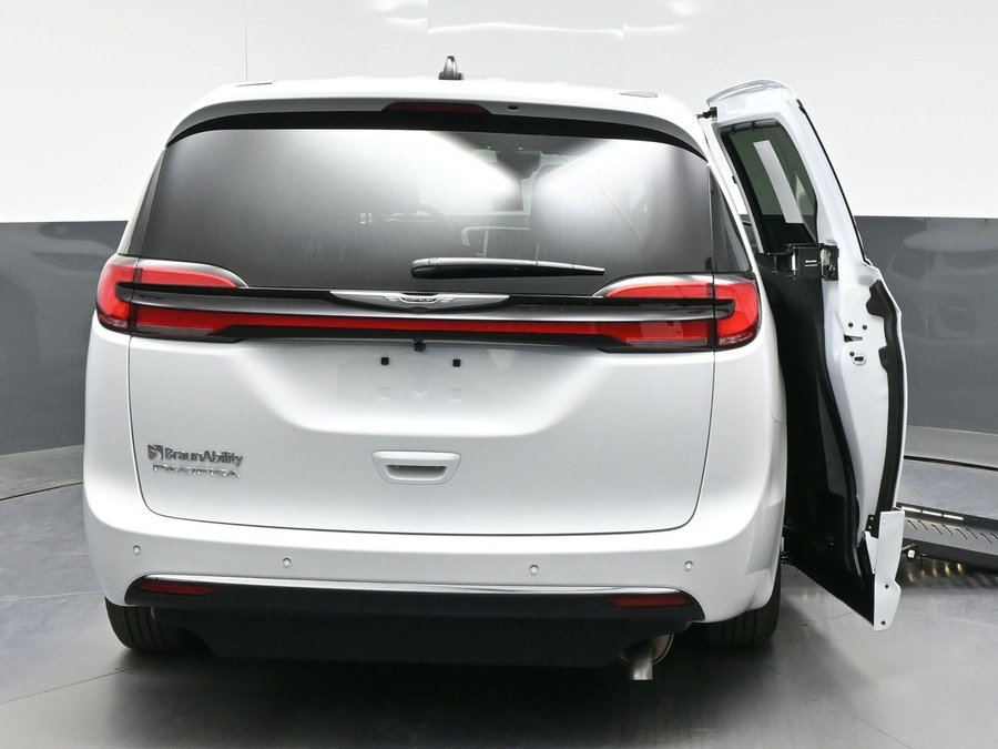 White Chrysler Pacifica image number 3