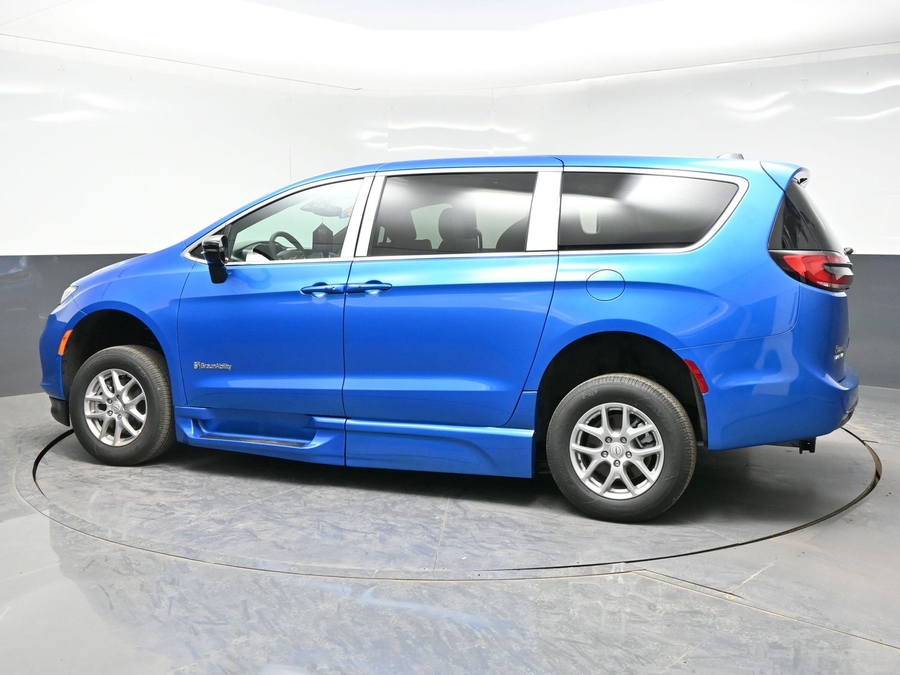 Blue Chrysler Pacifica image number 3