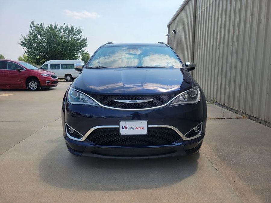Used 2018 Chrysler Pacifica Limited - BraunAbility Side Entry Entry Fold Out Automatic Ramp