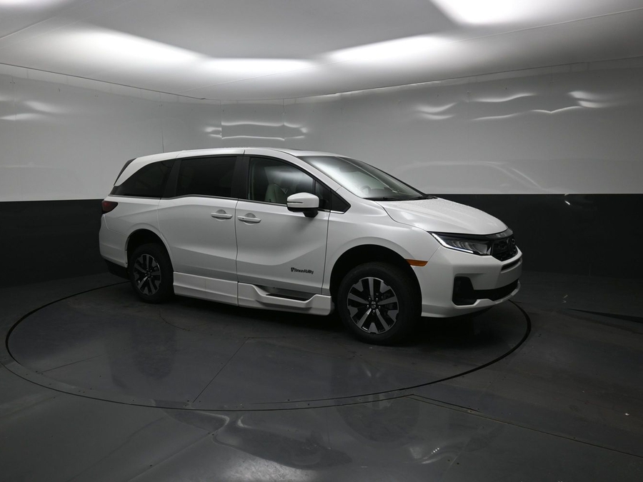 White Honda Odyssey image number 14