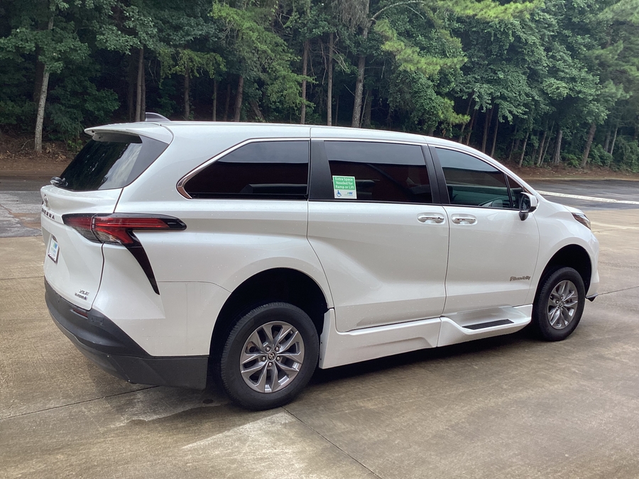 White Toyota Sienna image number 5