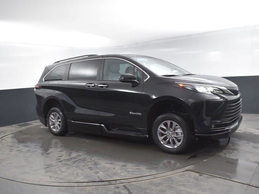New 2025 Toyota Sienna Hybrid XLE Plus - BraunAbility Side Entry Entry In Floor Automatic Ramp