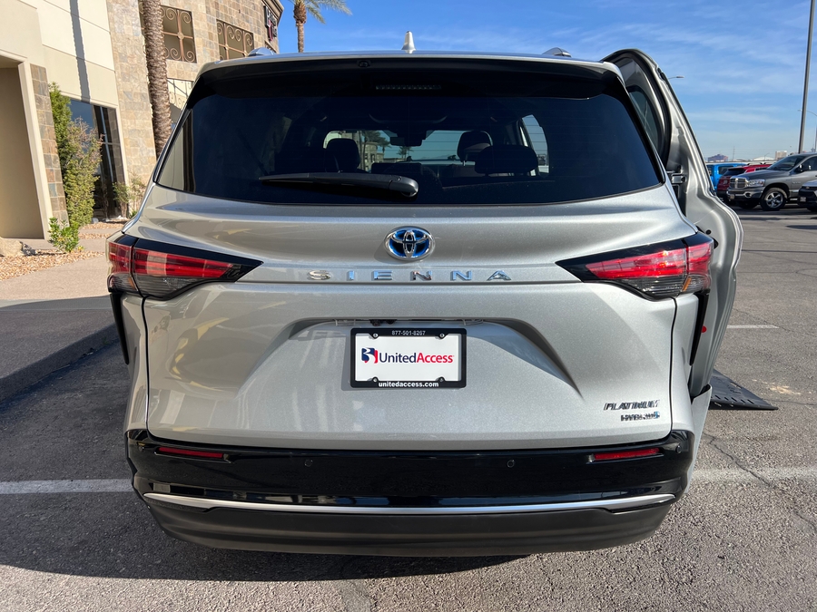 Used 2023 Toyota Sienna Hybrid Platinum Edition - BraunAbility Side Entry Entry In Floor Automatic Ramp