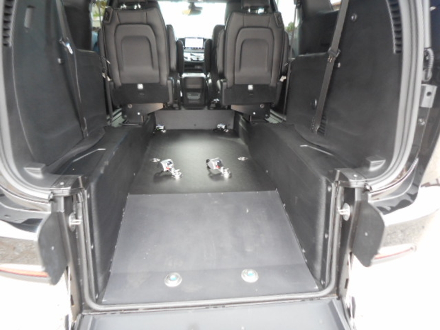 Black Chrysler Pacifica image number 20