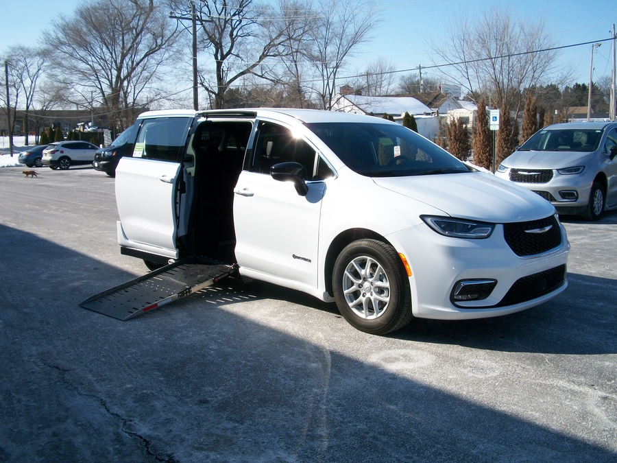White Chrysler Pacifica image number 8