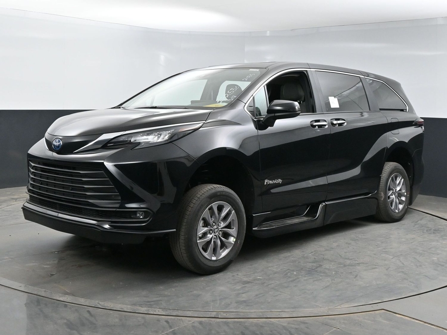 New 2025 Toyota Sienna Hybrid XLE Base - BraunAbility Side Entry Entry Fold Out Automatic Ramp