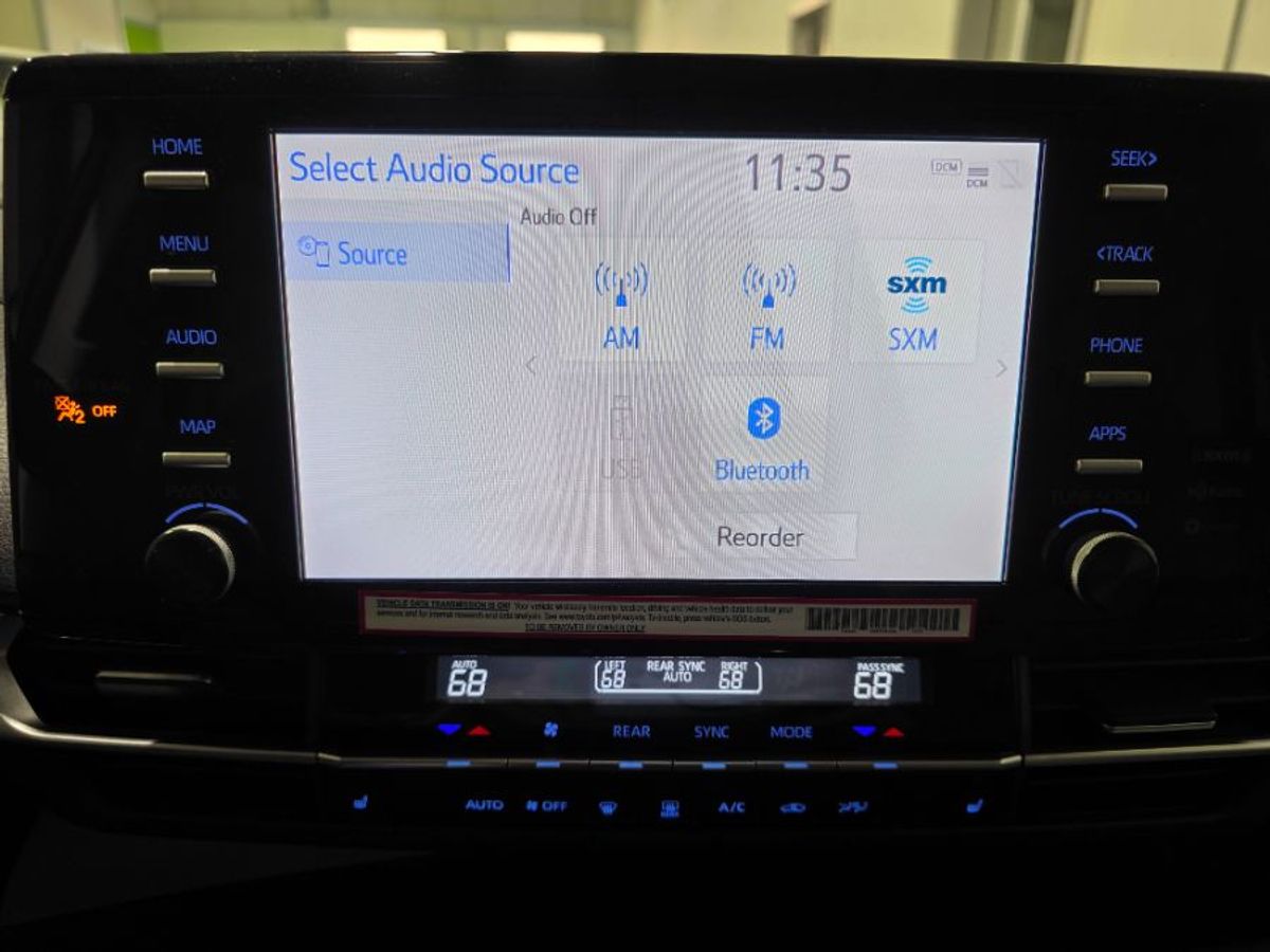 Grey Toyota Sienna image number 31