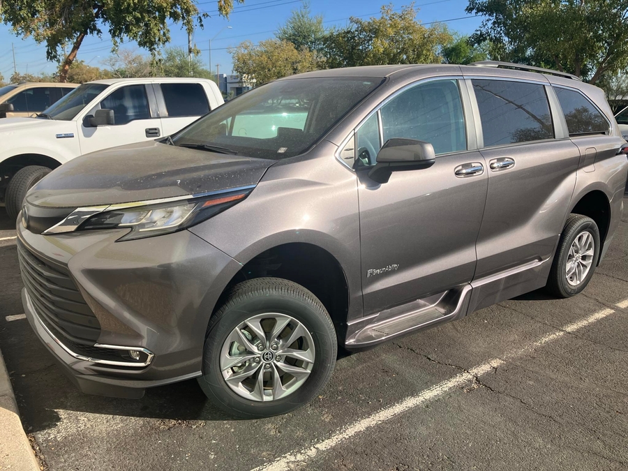 Used 2023 Toyota Sienna Hybrid XLE Base - BraunAbility Side Entry Entry Fold Out Automatic Ramp