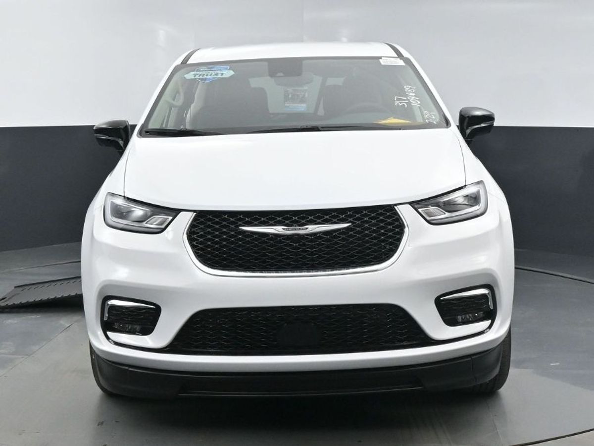 White Chrysler Pacifica image number 1