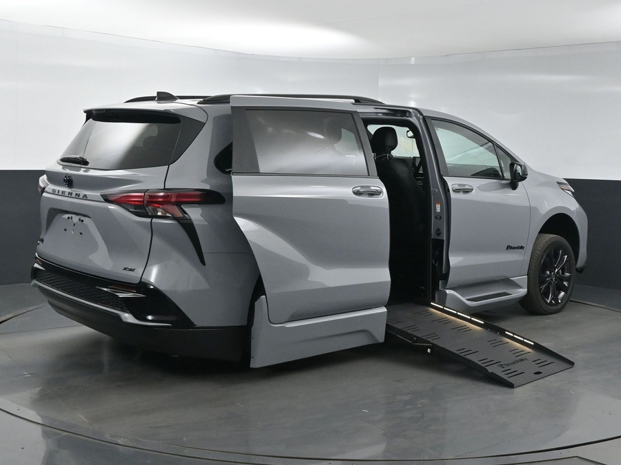 New 2025 Toyota Sienna Hybrid XSE Sport - BraunAbility Side Entry Entry Fold Out Automatic Ramp