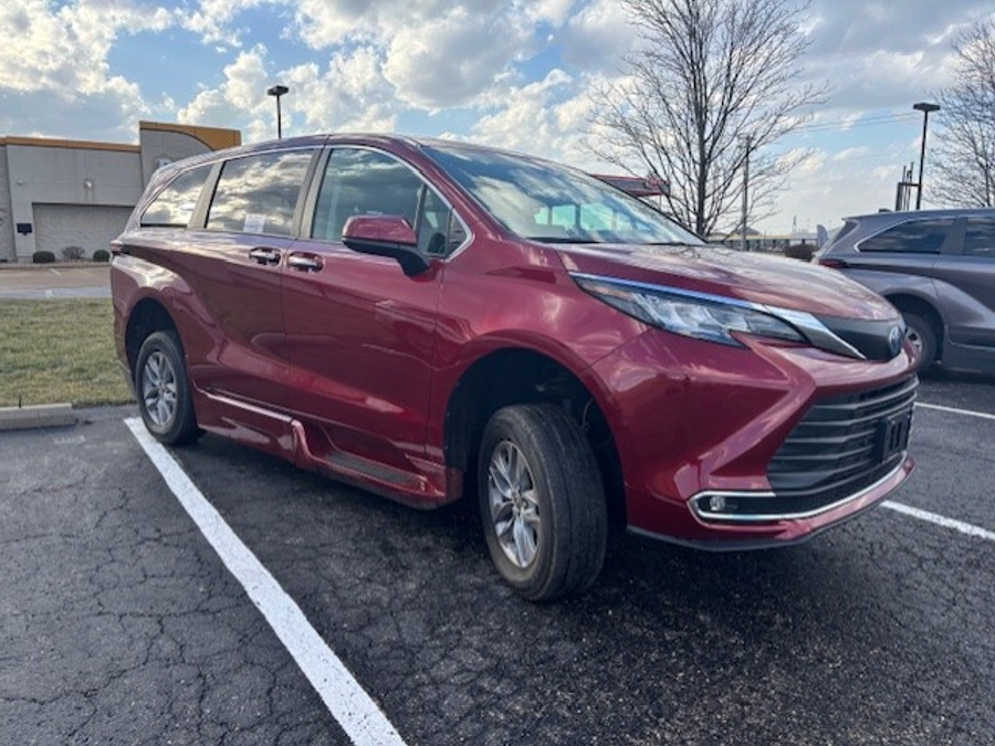 Used 2021 Toyota Sienna Hybrid XLE Base - BraunAbility Side Entry Entry Fold Out Automatic Ramp