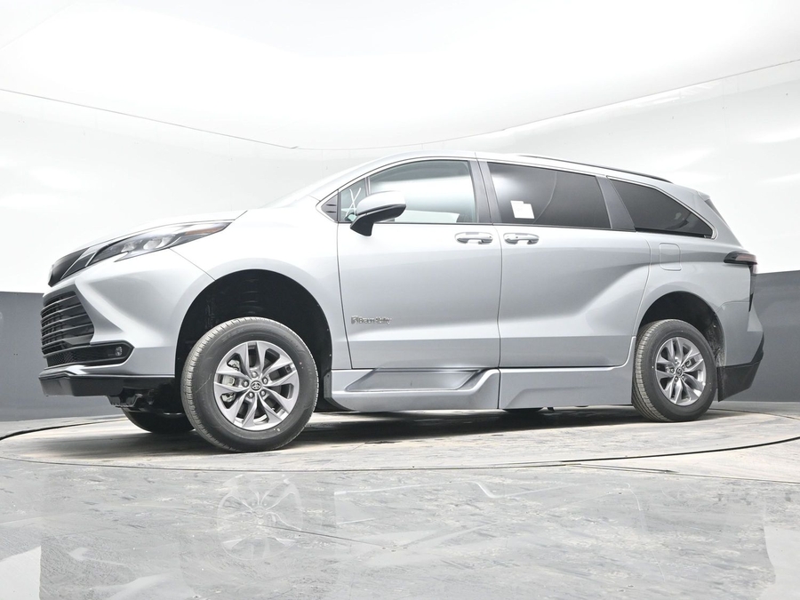 New 2025 Toyota Sienna Hybrid XLE Plus - BraunAbility Side Entry Entry In Floor Automatic Ramp